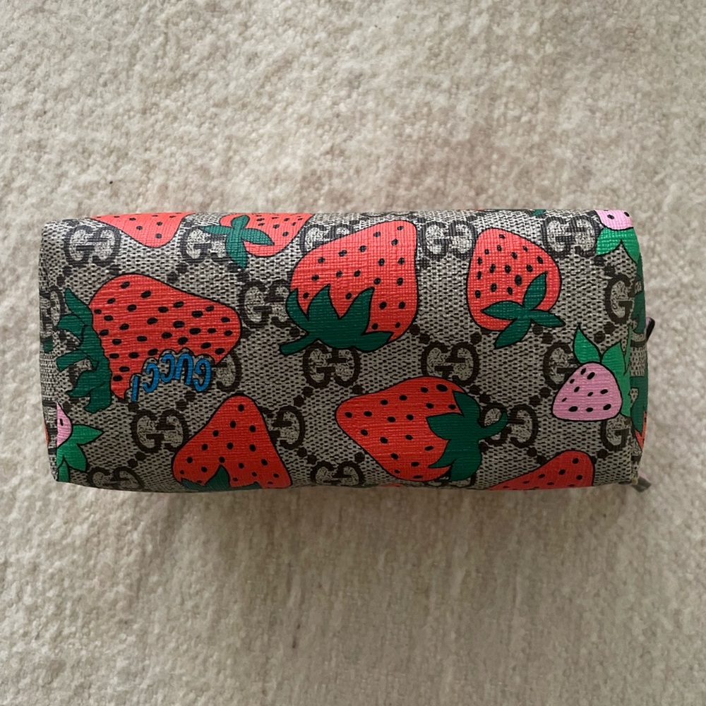 ❗️SOLD❗️GUCCI strawberry makeup pouch NEW